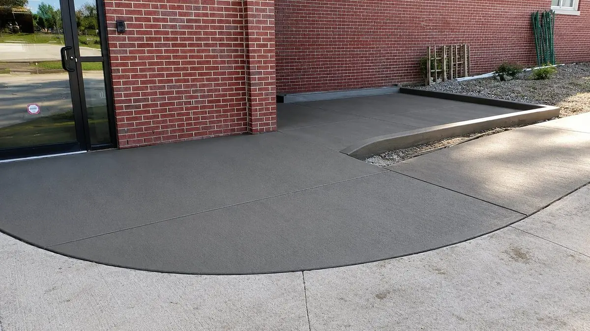 Curved commercial concrete walkway in Royal Oak, MI