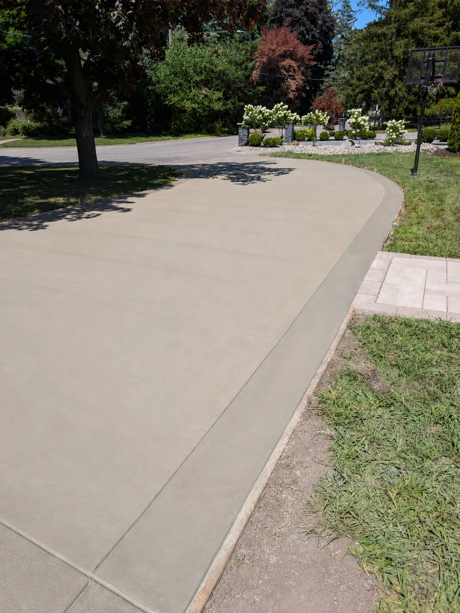 Curved broom-finish concrete driveway with a 12 inch trowel-finished border, Dearborn Heights MI